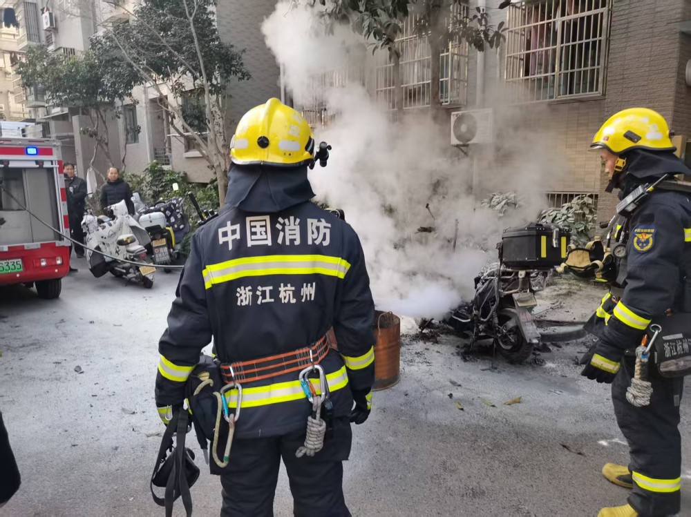 危急时刻显担当:安保队员助力应对电动车自燃事件