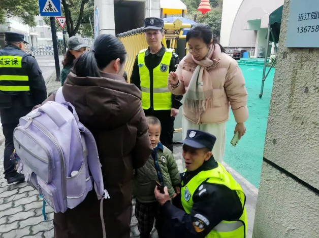 力邦安保正能量|近江幼儿园安保队员温情助力孩童安全归家